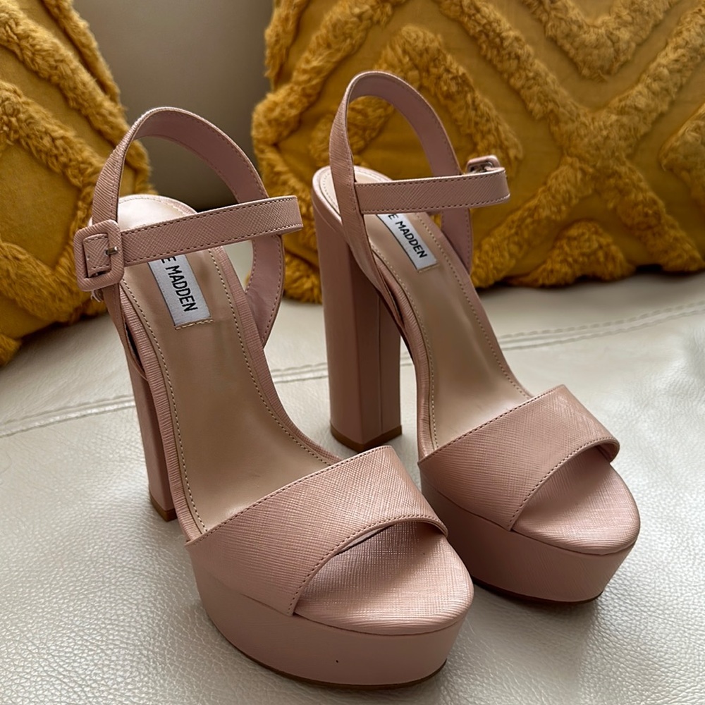 Nude like new Steve Madden platform heels